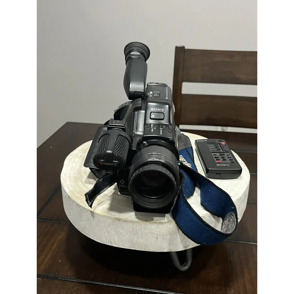 Sony CCD-F501 Video 8 Handycam 8mm Camcorder w/ Remote & Battery UNTESTED AS-IS